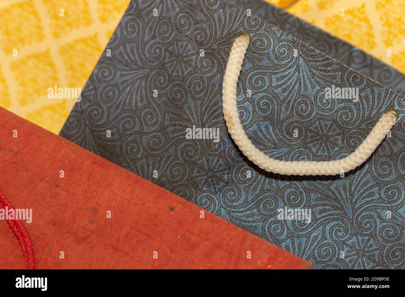 Images abstraites de sacs de transport en papier faits à la main de divers tailles et couleurs Banque D'Images