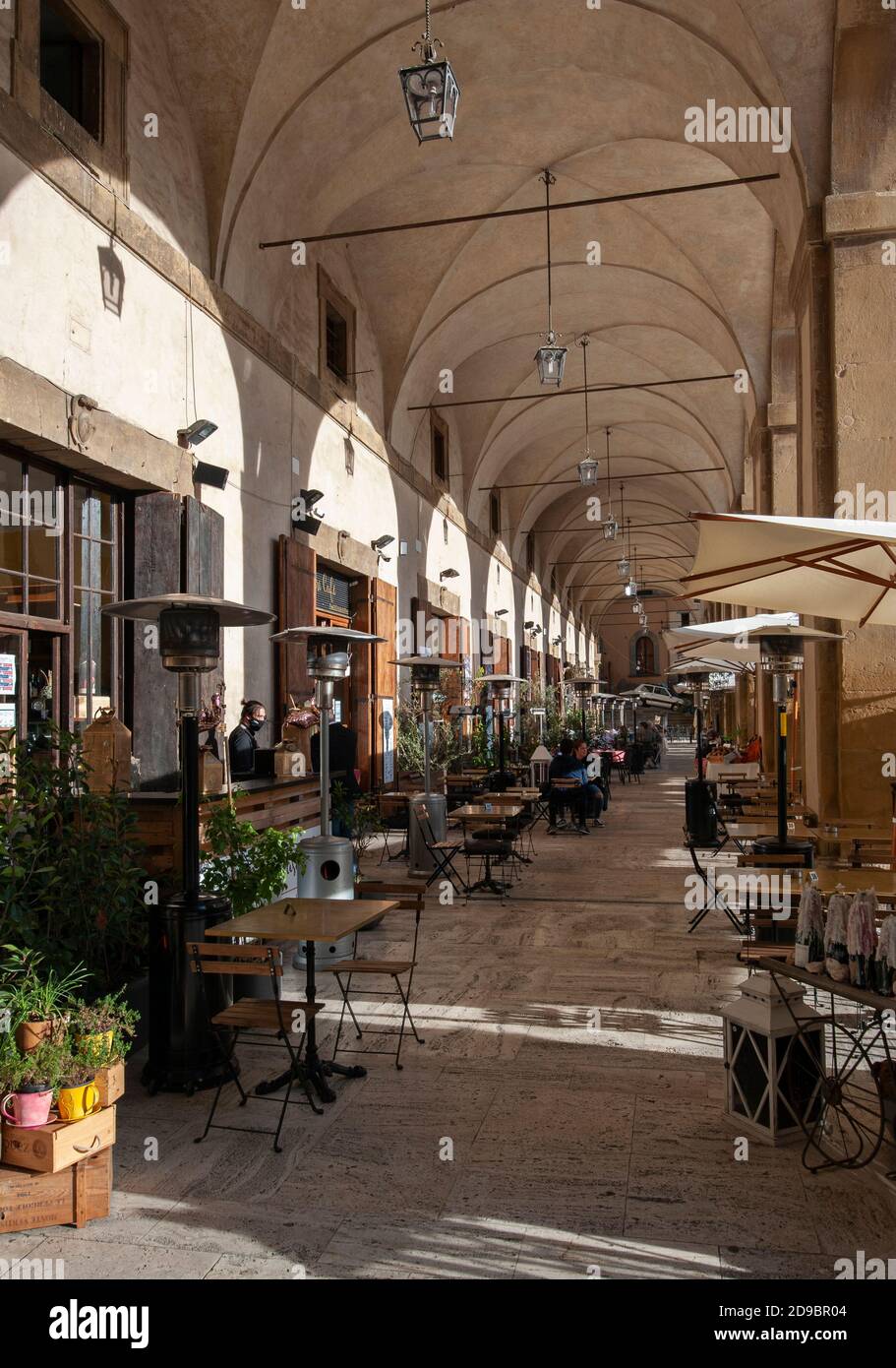 Arezzo, Italie - 2020, 30 octobre : la Loggia Vasari sur la Piazza Grande. Banque D'Images