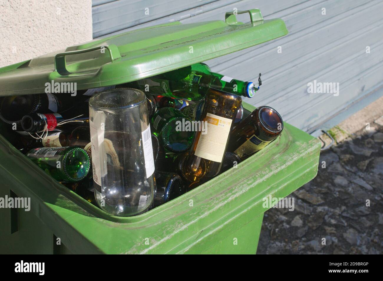 poubelle en verre vert pleine de bouteilles Banque D'Images