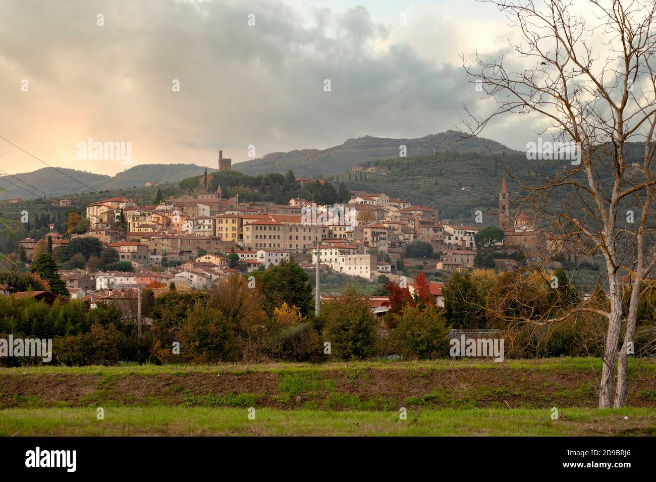 Le petit village de Castiglion Fiorentino, Arezzo, Italie. Paysage d'automne toscan au coucher du soleil. Banque D'Images