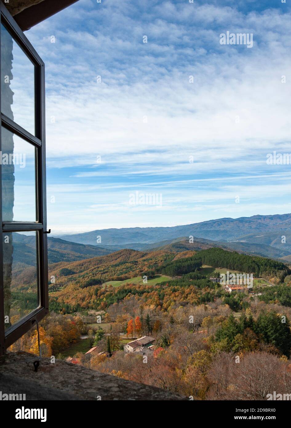 Chiusi della Verna, Arezzo, Italie - 2020, octobre 30 : paysage de couleur automnale, depuis une fenêtre du Sanctuaire franciscain de la Verna. Banque D'Images