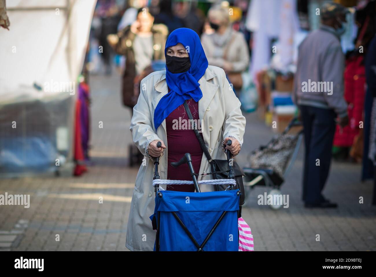 Londres, Royaume-Uni - 3 novembre 2020 - une femme musulmane asiatique portant un masque facial et un hijab lorsqu'elle magasinait sur le marché de Walthamstow Banque D'Images