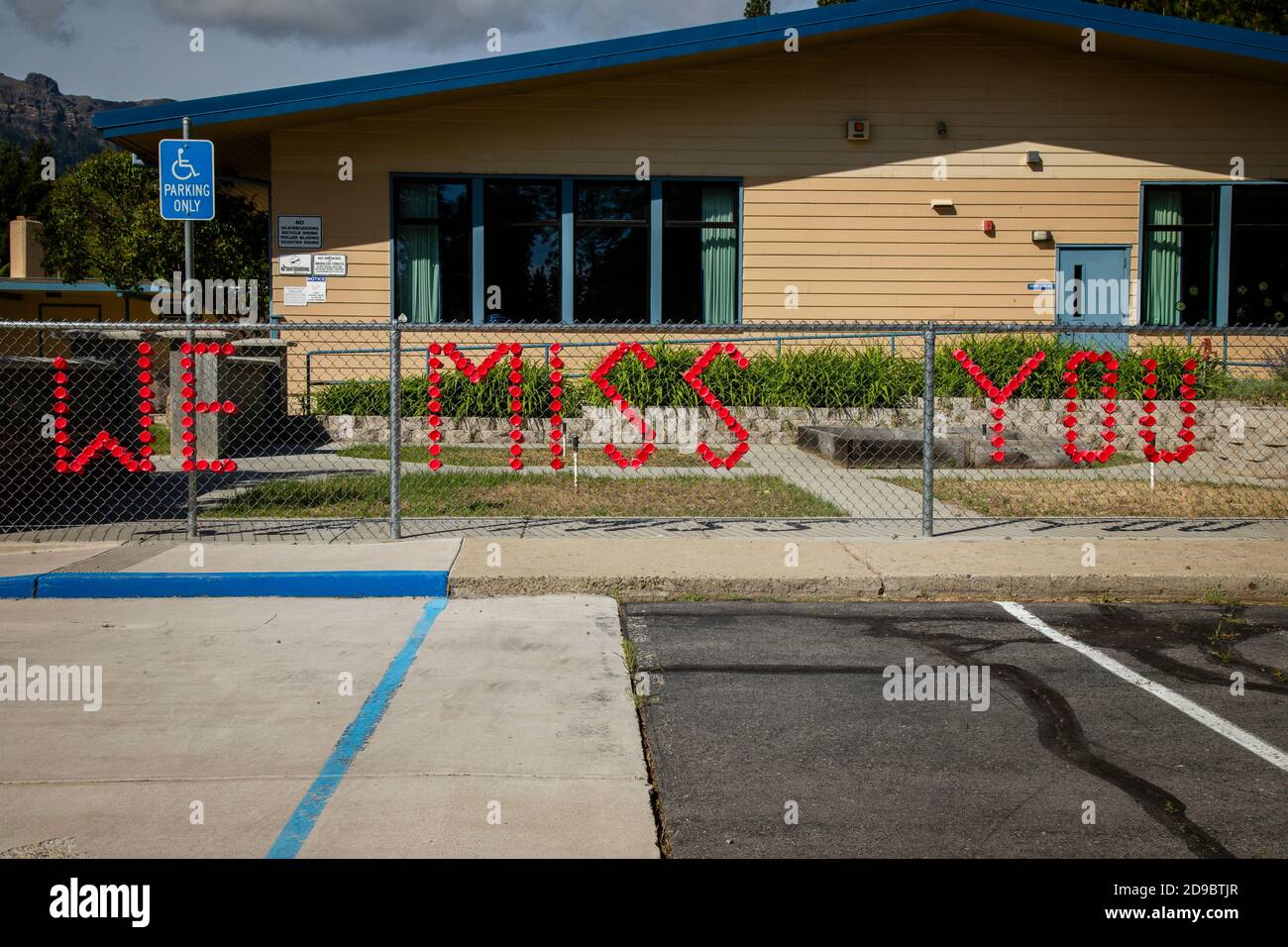 JANESVILLE, CALIFORNIE - 31 MAI 2020. Les coupes rouges dans une clôture en chaînette à l'école élémentaire Janesville envoient un soutien « On Miss You » aux élèves. Banque D'Images