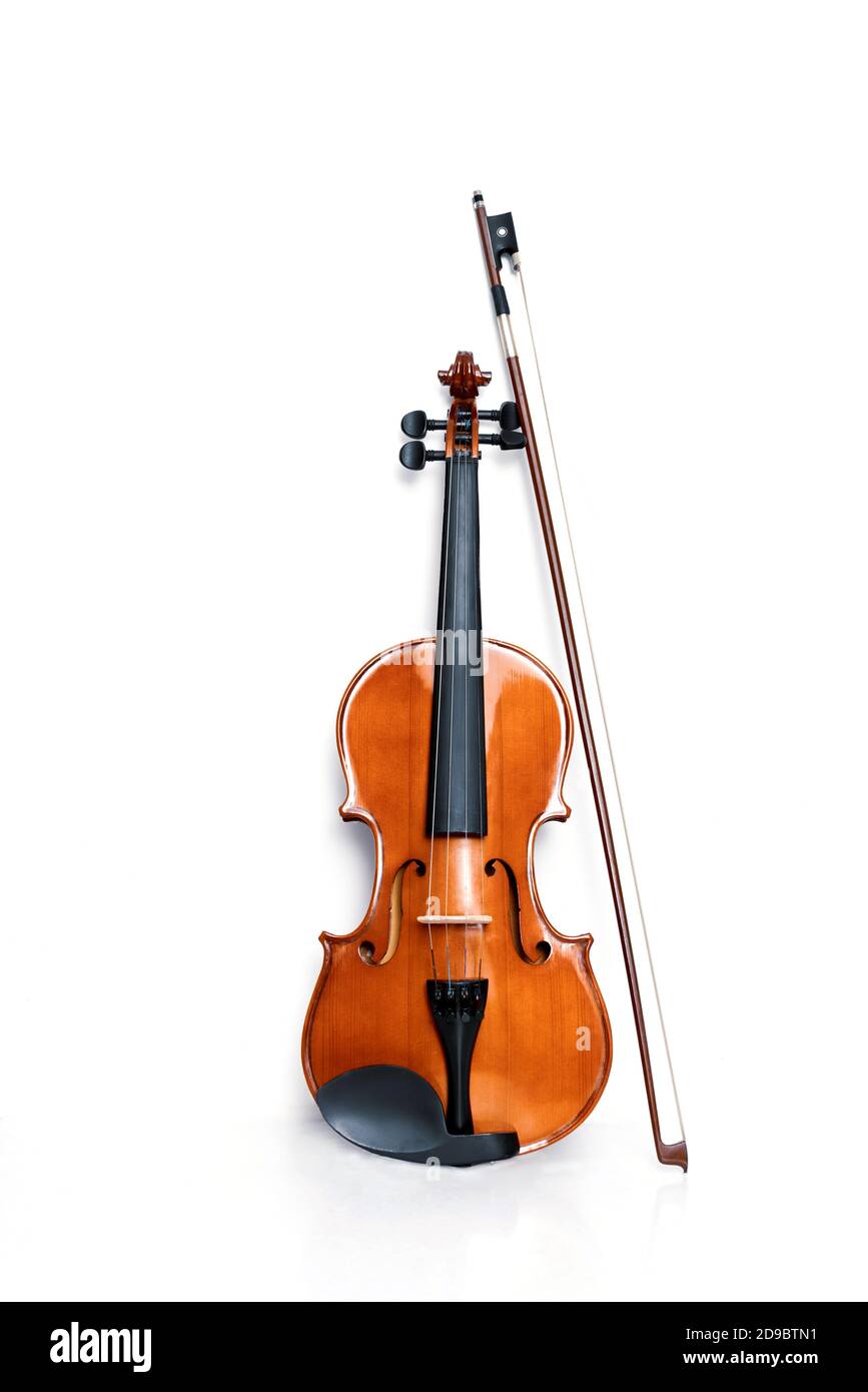Violon et arc sur fond blanc. Instrument de musique classique. Banque D'Images
