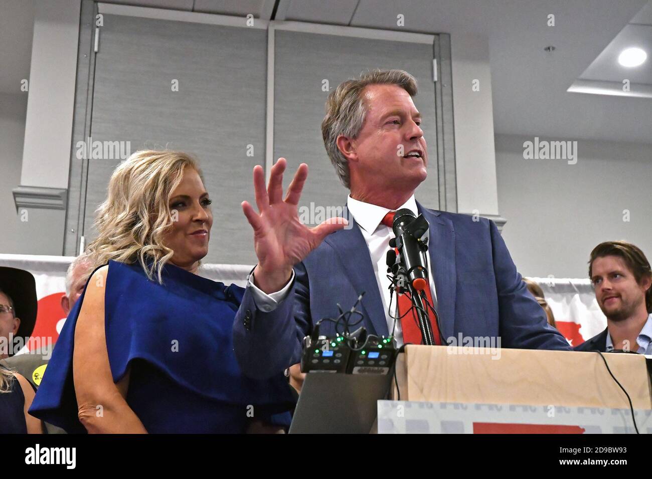 Topeka, Kansas, États-Unis. 3 novembre 2020. Le congressiste Roger Marshall et sa femme Laina Marshall saluent la foule de partisans lors du parti de nuit électorale à Topeka. Crédit : Mark Reinstein/Media Punch/Alamy Live News Banque D'Images