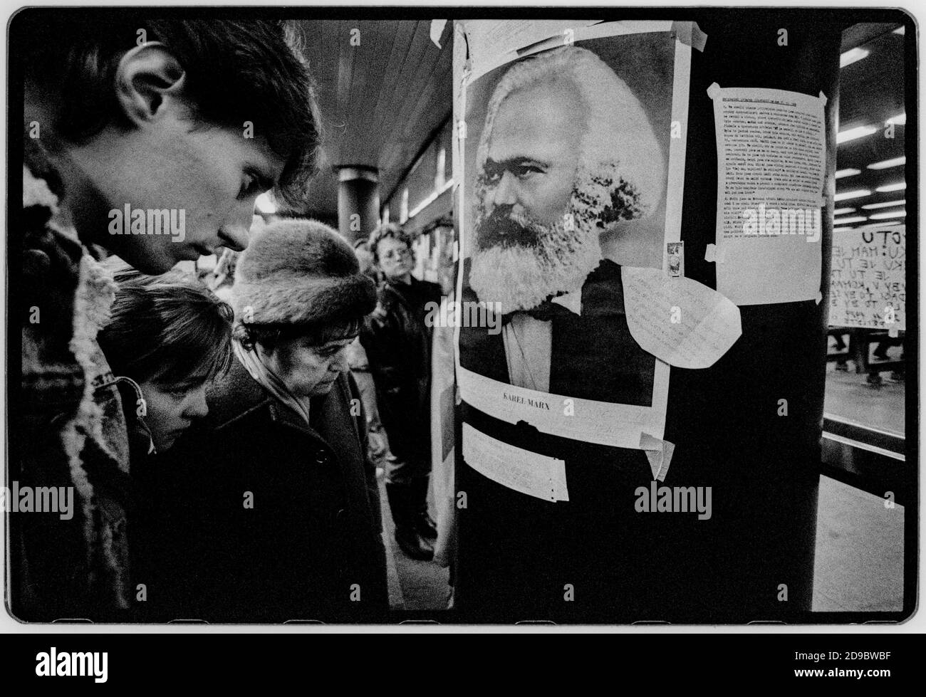 Tchécoslovaquie Révolution de velours Prague novembre 1989 scanné en 2020 résidents lisant des affiches Samizdat à Prague pendant la Révolution de velours. Wikipedia: La Révolution de velours (tchèque: Sametová révolution) ou la Révolution douce (slovaque: Nežná révolution) a été une transition non-violente du pouvoir dans ce qui était alors la Tchécoslovaquie, qui a eu lieu du 17 novembre au 29 décembre 1989. Les manifestations populaires contre le gouvernement à parti unique du Parti communiste de Tchécoslovaquie comprenaient des étudiants et des dissidents plus âgés. Il en a résulté la fin de 41 années de régime à parti unique en Tchécoslovaquie, et la fin de la période qui a suivi Banque D'Images