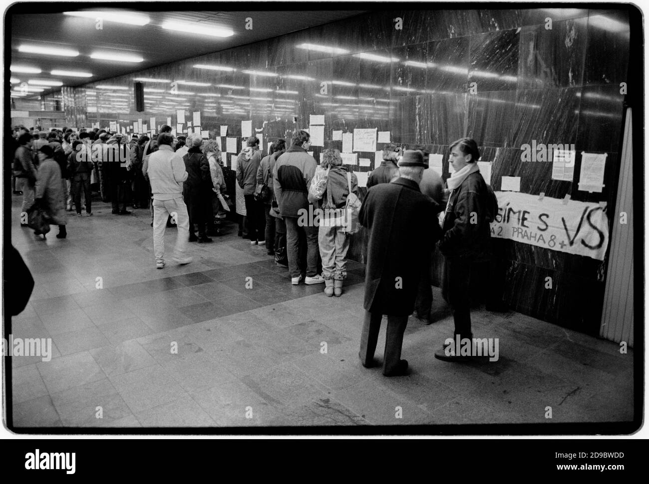 Tchécoslovaquie Révolution de velours Prague novembre 1989 scanné en 2020 résidents lisant des affiches Samizdat à Prague pendant la Révolution de velours. Wikipedia: La Révolution de velours (tchèque: Sametová révolution) ou la Révolution douce (slovaque: Nežná révolution) a été une transition non-violente du pouvoir dans ce qui était alors la Tchécoslovaquie, qui a eu lieu du 17 novembre au 29 décembre 1989. Les manifestations populaires contre le gouvernement à parti unique du Parti communiste de Tchécoslovaquie comprenaient des étudiants et des dissidents plus âgés. Il en a résulté la fin de 41 années de régime à parti unique en Tchécoslovaquie, et la fin de la période qui a suivi Banque D'Images