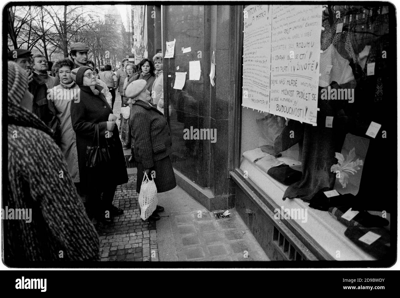 Tchécoslovaquie Révolution de velours Prague novembre 1989 scanné en 2020 résidents lisant des affiches Samizdat à Prague pendant la Révolution de velours. Wikipedia: La Révolution de velours (tchèque: Sametová révolution) ou la Révolution douce (slovaque: Nežná révolution) a été une transition non-violente du pouvoir dans ce qui était alors la Tchécoslovaquie, qui a eu lieu du 17 novembre au 29 décembre 1989. Les manifestations populaires contre le gouvernement à parti unique du Parti communiste de Tchécoslovaquie comprenaient des étudiants et des dissidents plus âgés. Il en a résulté la fin de 41 années de régime à parti unique en Tchécoslovaquie, et la fin de la période qui a suivi Banque D'Images