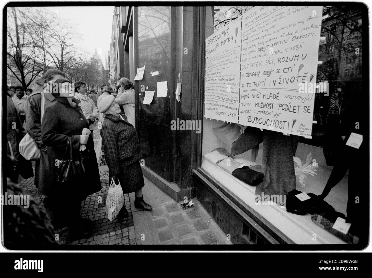 Tchécoslovaquie Révolution de velours Prague novembre 1989 scanné en 2020 résidents lisant des affiches Samizdat à Prague pendant la Révolution de velours. Wikipedia: La Révolution de velours (tchèque: Sametová révolution) ou la Révolution douce (slovaque: Nežná révolution) a été une transition non-violente du pouvoir dans ce qui était alors la Tchécoslovaquie, qui a eu lieu du 17 novembre au 29 décembre 1989. Les manifestations populaires contre le gouvernement à parti unique du Parti communiste de Tchécoslovaquie comprenaient des étudiants et des dissidents plus âgés. Il en a résulté la fin de 41 années de régime à parti unique en Tchécoslovaquie, et la fin de la période qui a suivi Banque D'Images