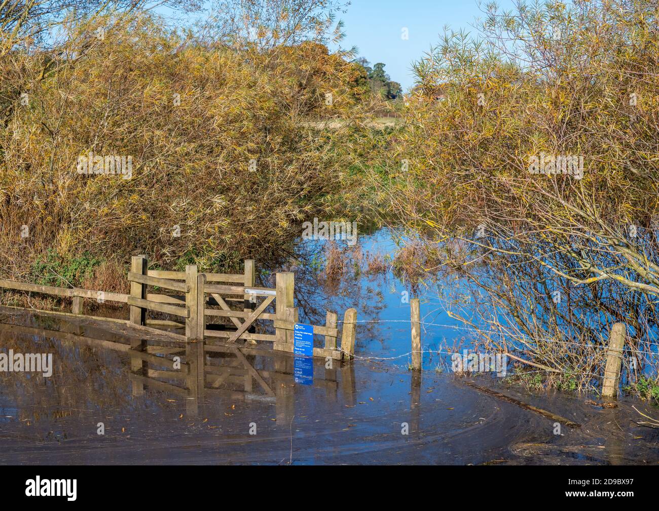 East Cottingwith, Yorkshire, Angleterre, 04/11/2020 - porte et style partiellement submergés par les eaux de crue de la rivière Derwent Banque D'Images