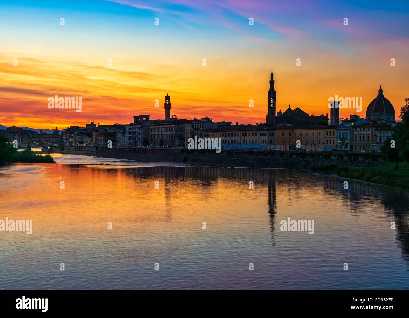 Un magnifique coucher de soleil à Florence avec les tours et le dôme cathédrale en silhouette sur le fond Banque D'Images