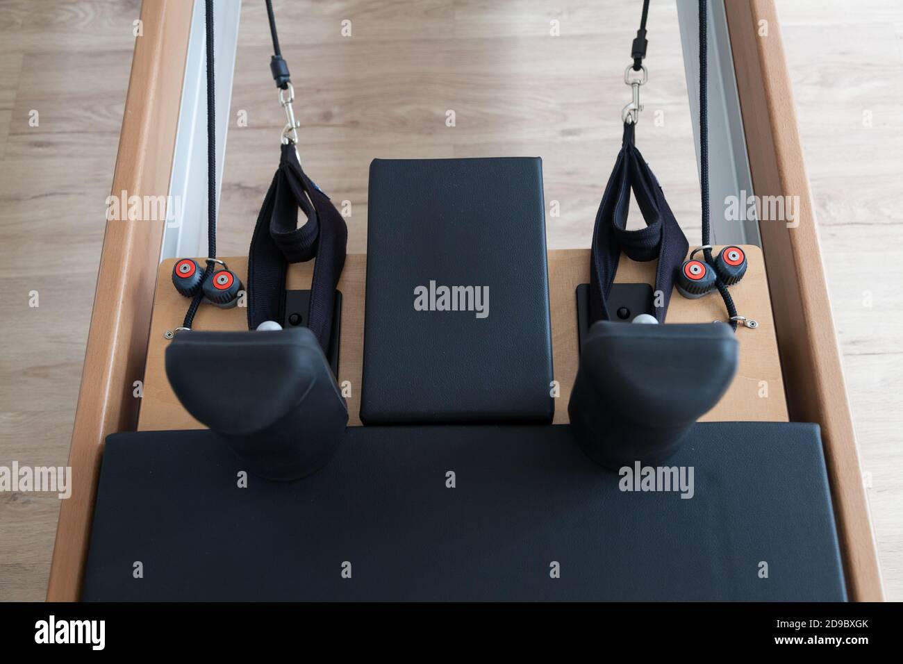 Reformer Pilates studio machine pour les exercices de fitness dans la salle de gym Banque D'Images