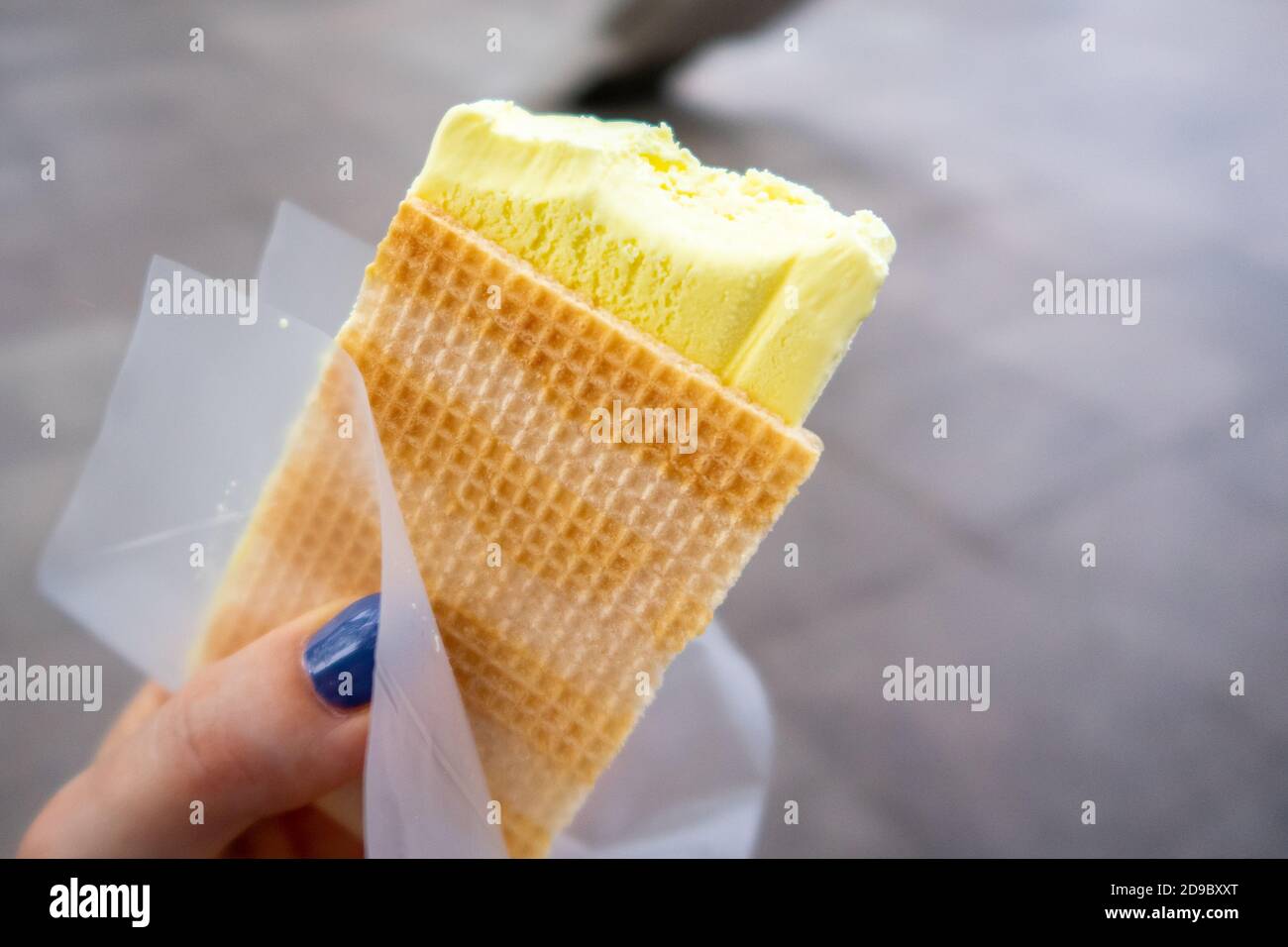 Crème glacée durian dans une gaufre dans la main d'une femme, fait de Durian (Durio), fruit asiatique ayant une forte odeur, odeur interdite à Singapour Rapid Mass Transit Banque D'Images