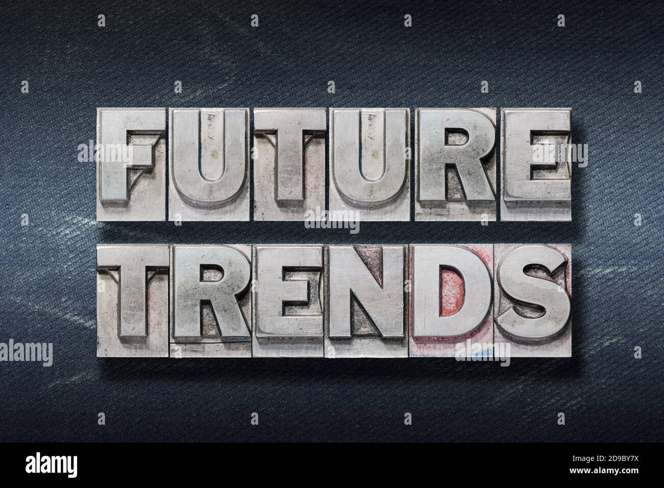 future trends mot fait de typographie métallique sur jeans foncés arrière-plan Banque D'Images