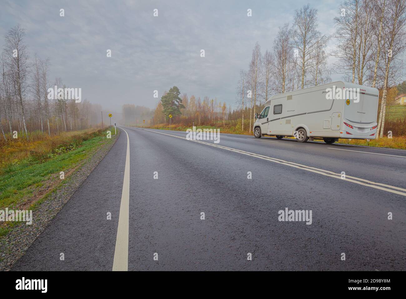 Asikkala, Finlande 25 octobre 2020 car House sur la route, matin brumeux. Photo de haute qualité Banque D'Images