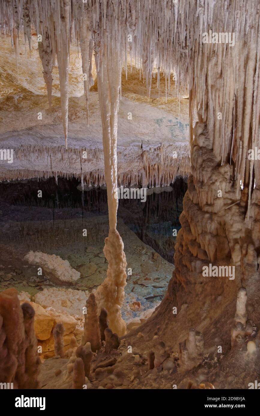 Grotte calcaire inondée avec stalactites et stalagmites et une colonne délicate formée par eux coalescents, grottes de Drach / Cuevas del Drach, Majorque. Banque D'Images