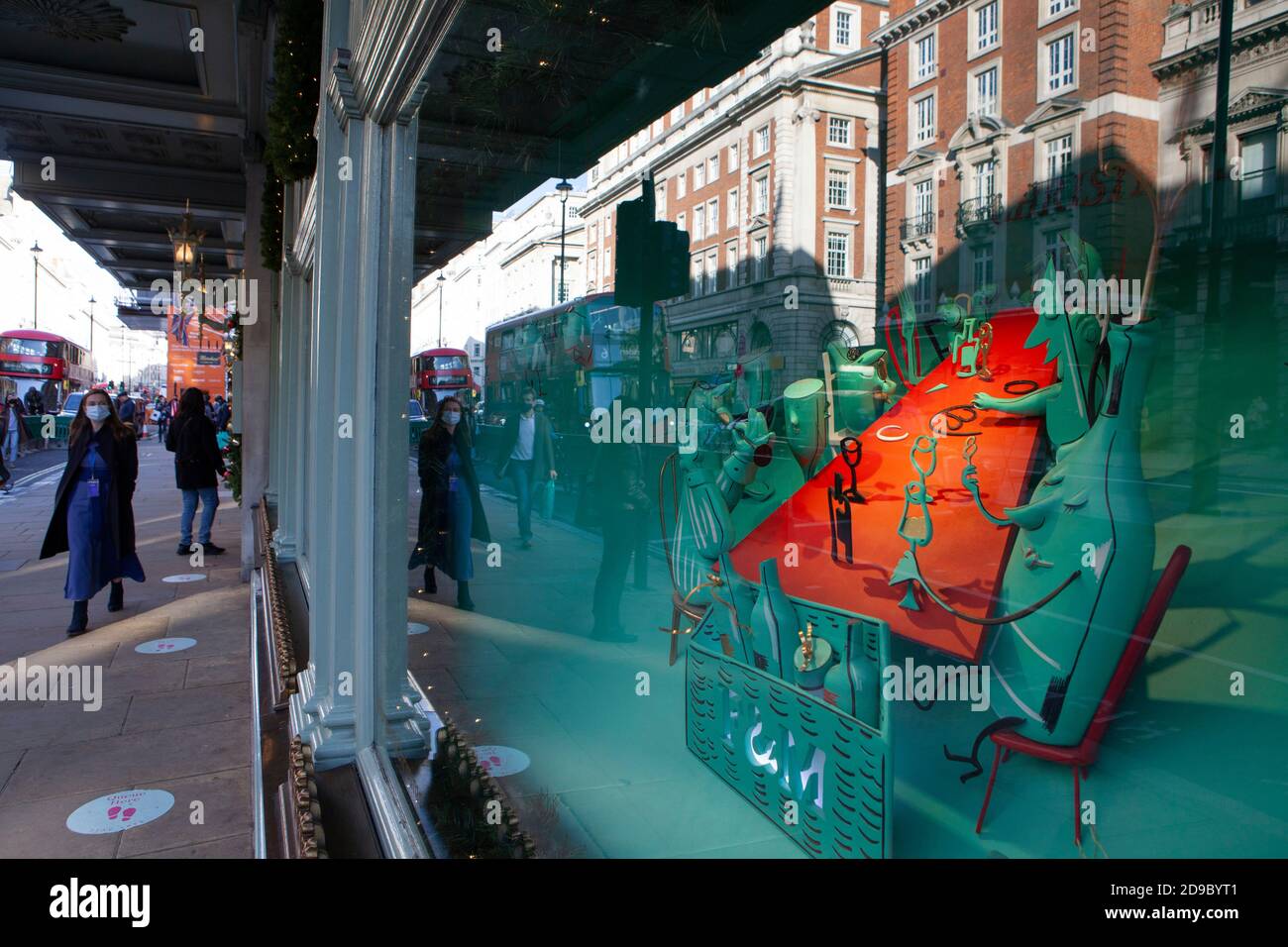 Londres, Royaume-Uni, 4 novembre 2020 : les Londoniens profitent du temps ensoleillé et des libertés qu'ils ont aujourd'hui pour aller faire du shopping avant qu'un verrouillage plus complet commence pendant quatre semaines à partir du 5 novembre. Anna Watson/Alay Live News Banque D'Images