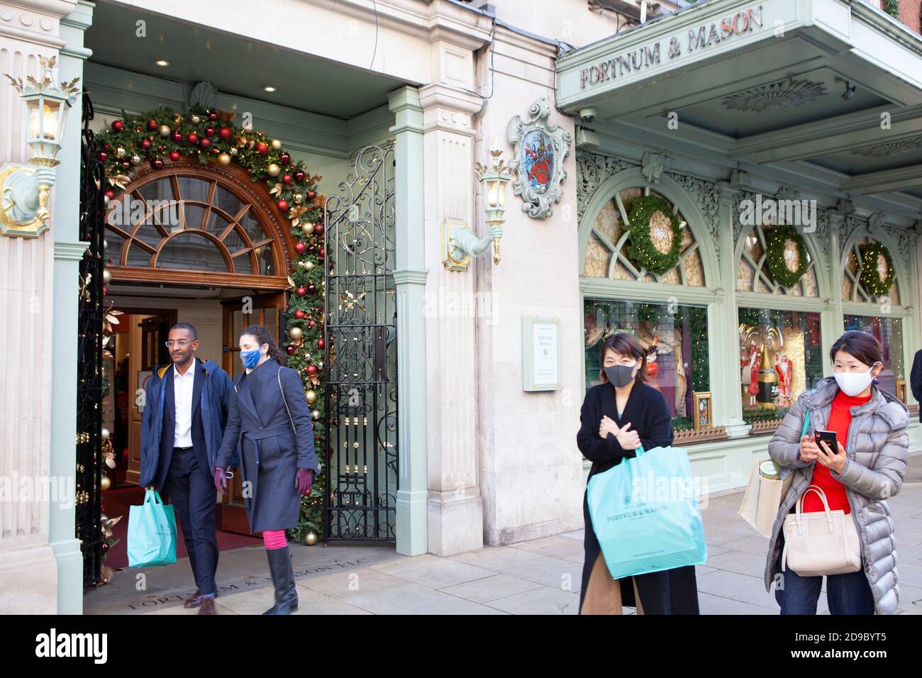 Londres, Royaume-Uni, 4 novembre 2020 : les Londoniens profitent du temps ensoleillé et des libertés qu'ils ont aujourd'hui pour aller faire du shopping avant qu'un verrouillage plus complet commence pendant quatre semaines à partir du 5 novembre. Anna Watson/Alay Live News Banque D'Images