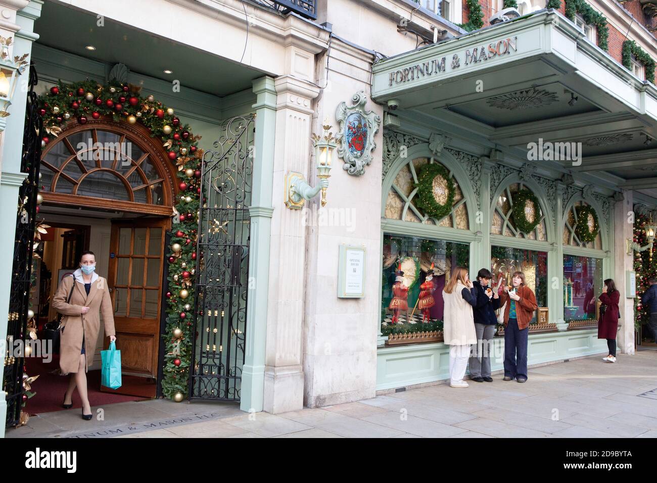 Londres, Royaume-Uni, 4 novembre 2020 : les Londoniens profitent du temps ensoleillé et des libertés qu'ils ont aujourd'hui pour aller faire du shopping avant qu'un verrouillage plus complet commence pendant quatre semaines à partir du 5 novembre. Anna Watson/Alay Live News Banque D'Images