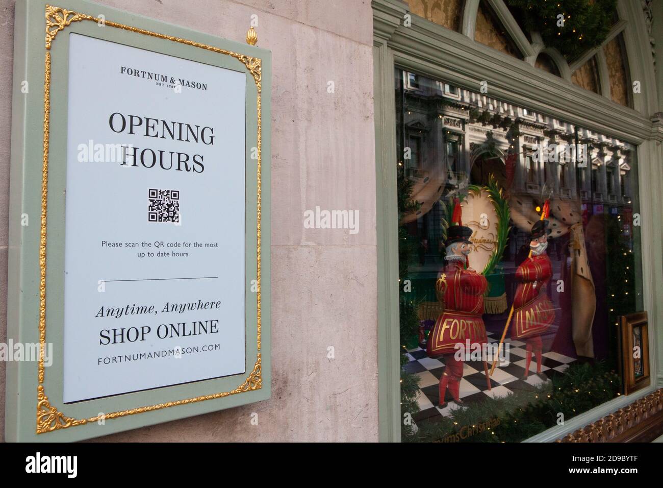 Londres, Royaume-Uni, 4 novembre 2020 : les Londoniens profitent du temps ensoleillé et des libertés qu'ils ont aujourd'hui pour aller faire du shopping avant qu'un verrouillage plus complet commence pendant quatre semaines à partir du 5 novembre. Fortnum & Mason demande également aux clients de faire leurs achats en ligne. Anna Watson/Alay Live News Banque D'Images