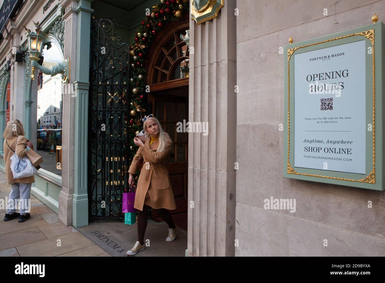 Londres, Royaume-Uni, 4 novembre 2020 : les Londoniens profitent du temps ensoleillé et des libertés qu'ils ont aujourd'hui pour aller faire du shopping avant qu'un verrouillage plus complet commence pendant quatre semaines à partir du 5 novembre. Fortnum & Mason demande également aux clients de faire leurs achats en ligne. Anna Watson/Alay Live News Banque D'Images