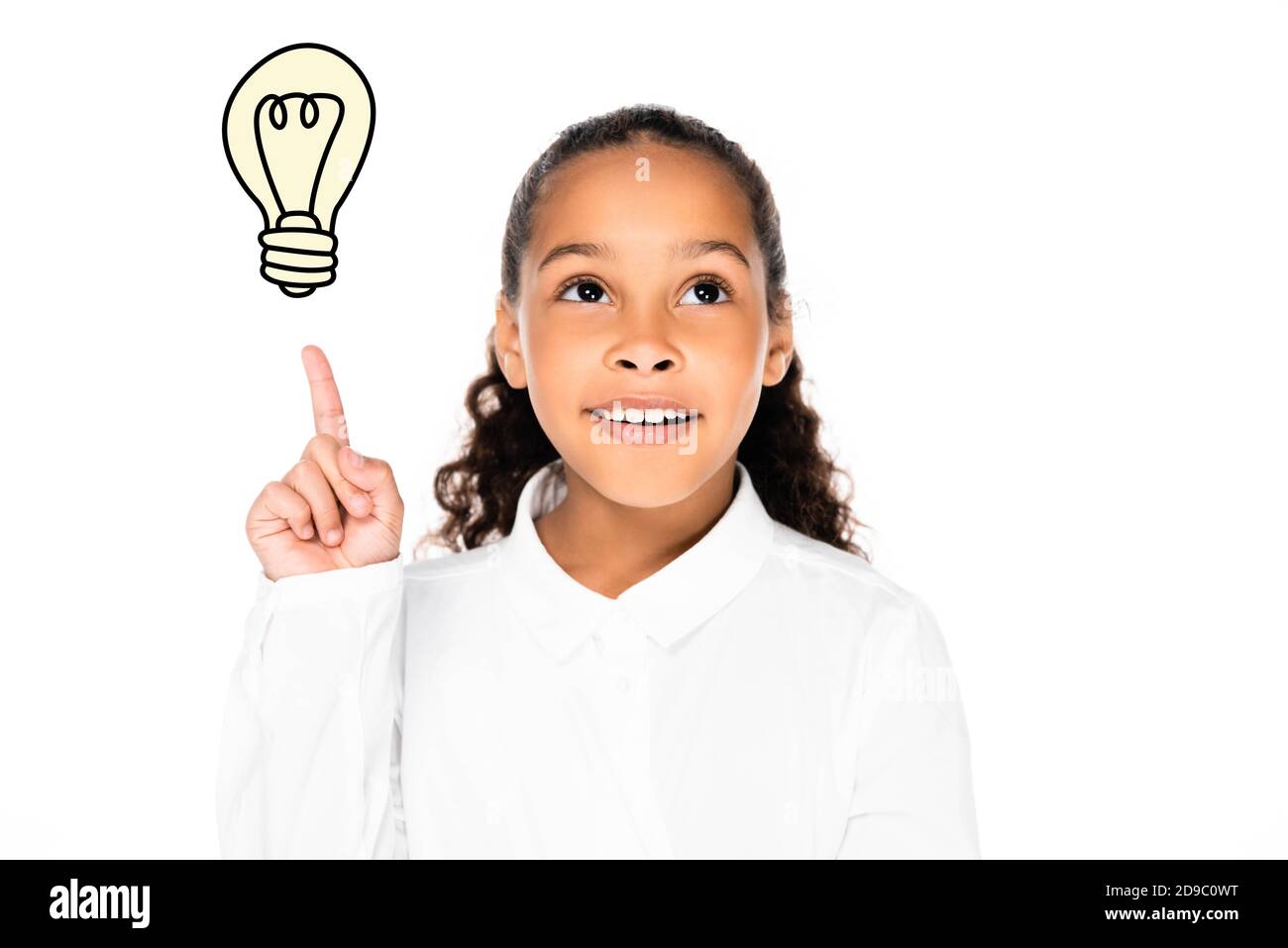 une écolière afro-américaine qui pointe vers une ampoule illustrée isolée blanc Banque D'Images