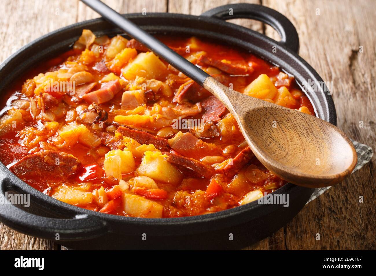 Epicé lentement cuit Locroco à base de légumes, saucisses et viande dans un pot sur la table. Horizontal Banque D'Images