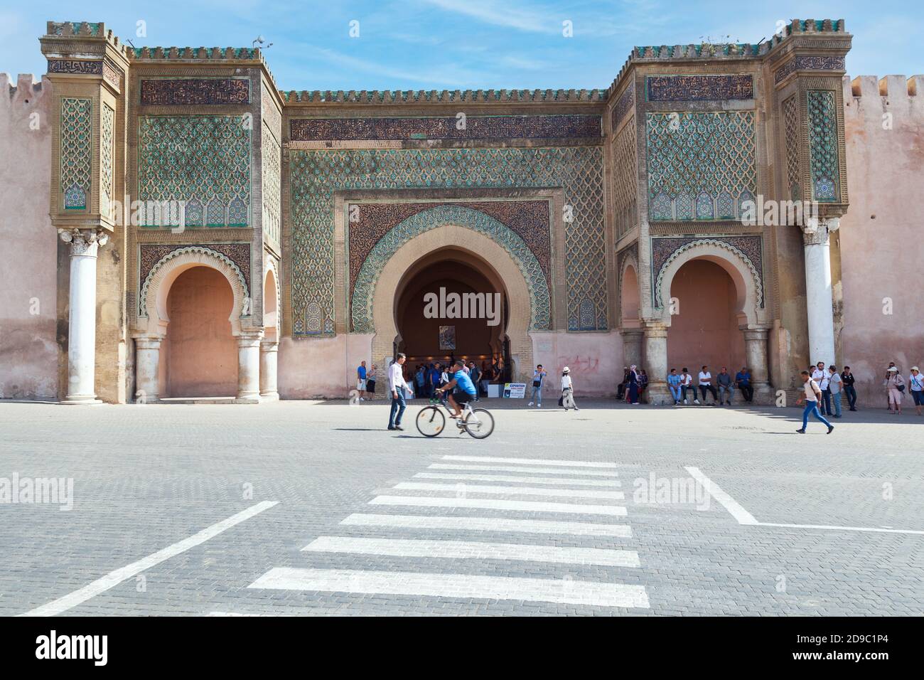 Laleuj meknes Bab Mansour passerelle emblématique connue pour son ornementation géométrique, inscriptions de dévotion et de colonnes en marbre. La porte Bab El Mansour Banque D'Images