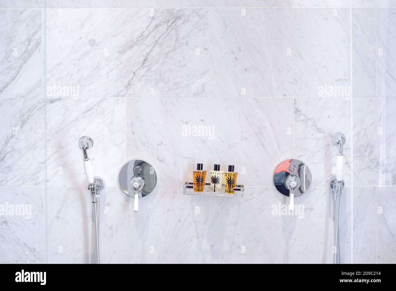 Intérieur luxueux de douche dans un hôtel italien à Venise avec douche à deux mains Banque D'Images
