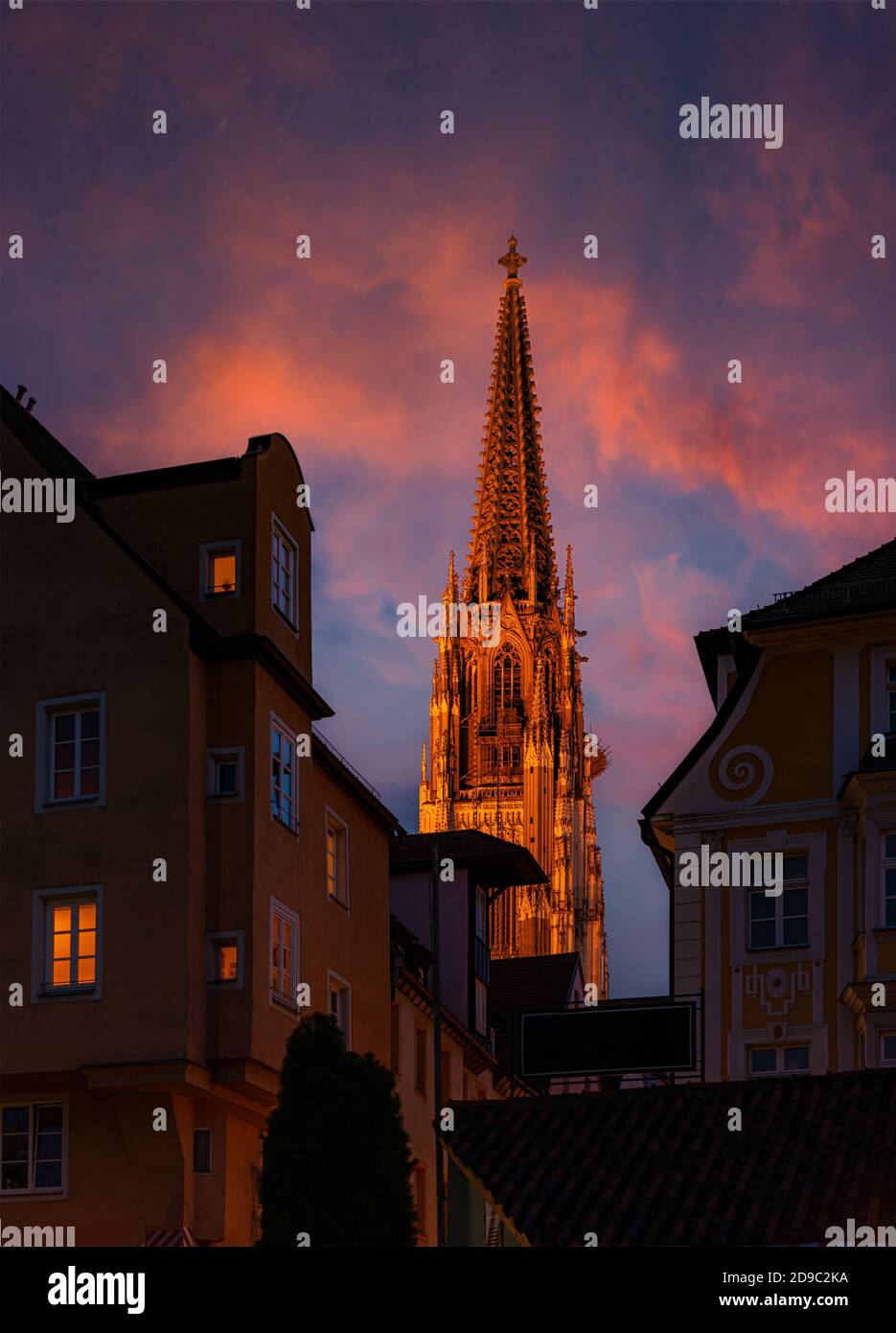 Vue sur la vieille ville avec la tour de la cathédrale en Bavière, Allemagne, Europe. Scène de coucher de soleil avec ciel nuageux en arrière-plan. Architecture et voyages. Banque D'Images