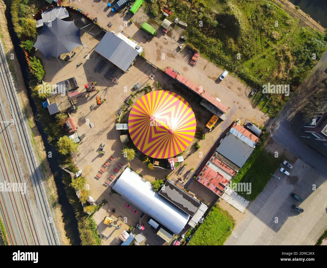 Vue aérienne d'une tente de cirque colorée rouge jaune divertissement afficher un tir de drone Banque D'Images