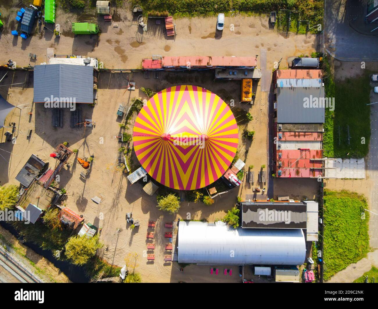 Vue aérienne d'une tente de cirque colorée rouge jaune divertissement afficher un tir de drone Banque D'Images