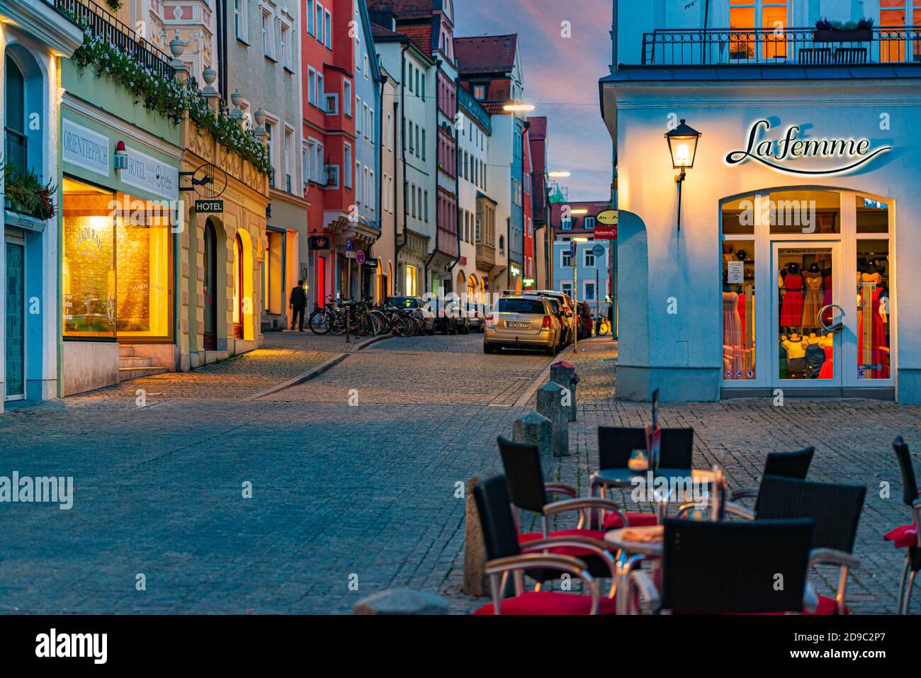 Munich, Allemagne - 28 SEPTEMBRE 2014 : rue de la vieille ville à Munich, Bavière, Allemagne, Europe. Scène de coucher de soleil avec tables de café en premier plan et ciel nuageux Banque D'Images