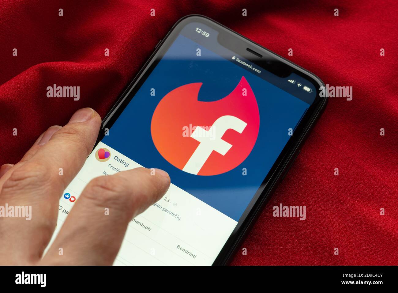 Facebook datant logo sur un iPhone 11. Application de rencontres Facebook Tender vc. Banque D'Images Facebook datant logo sur un iPhone 11. Application de rencontres Facebook Tender vc. Banque D'Images