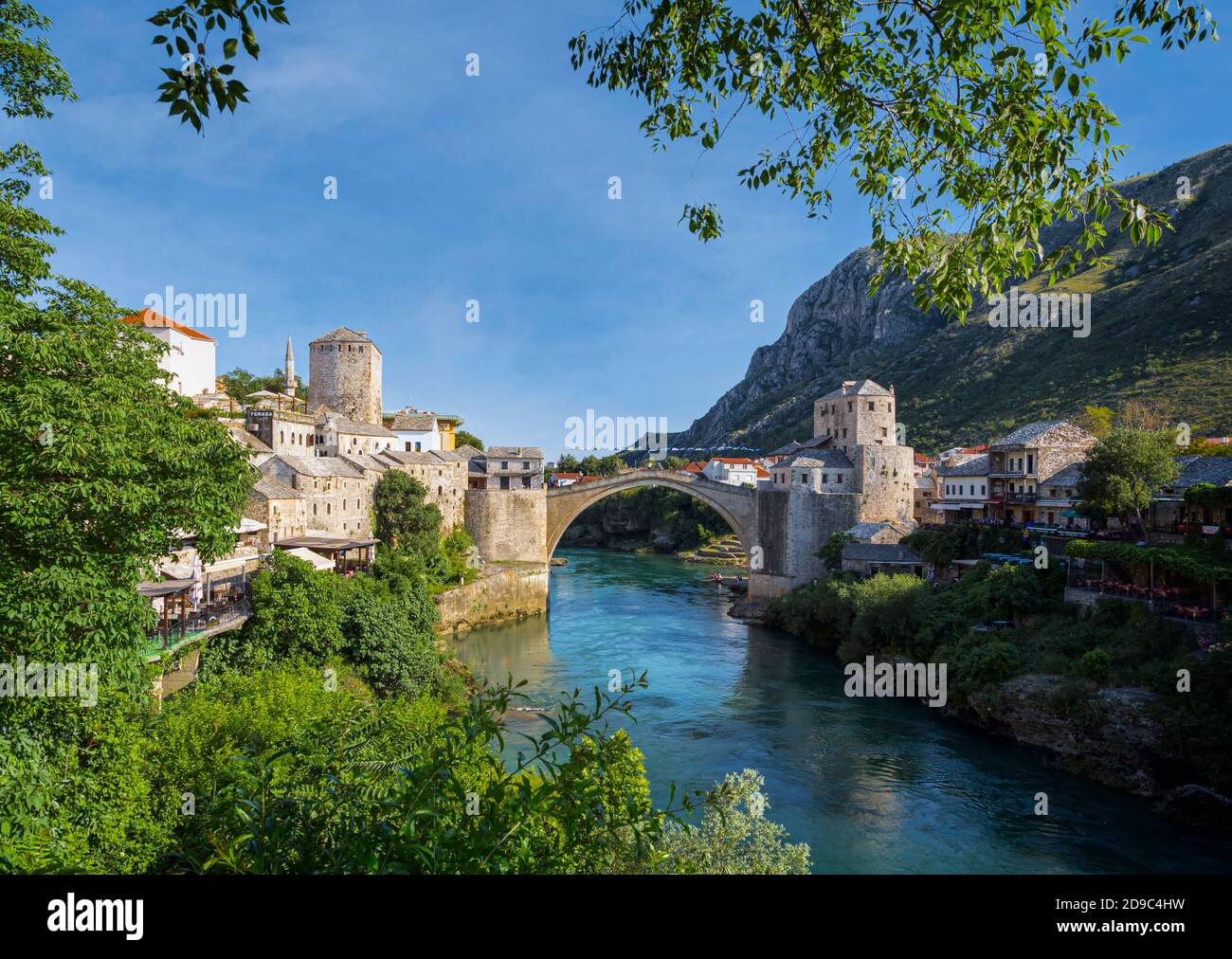 Mostar, Herzégovine-Neretva, Bosnie-Herzégovine. Le Stari Most, ou le vieux pont, traversant la rivière Neretva. La zone du Vieux Pont de M Banque D'Images