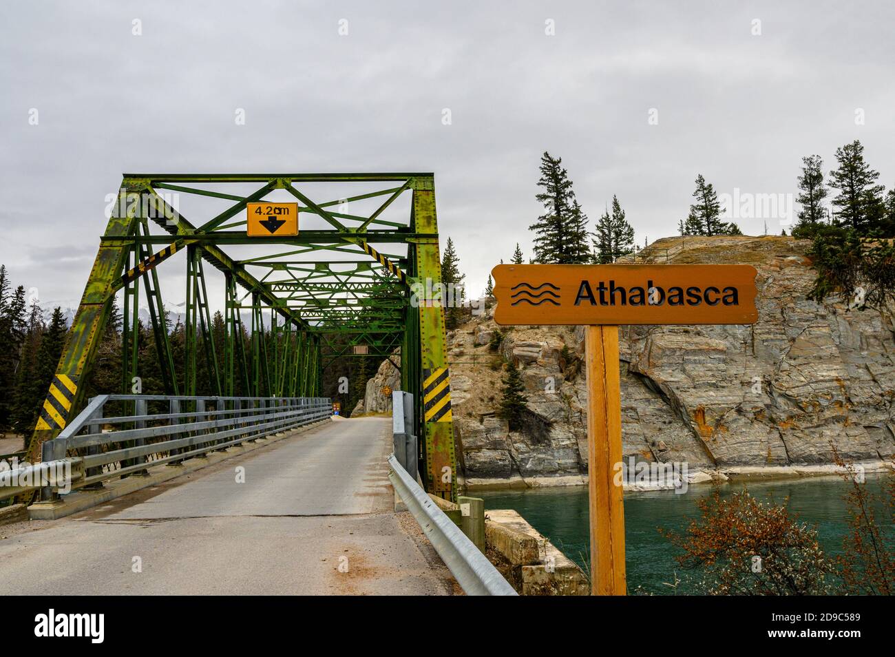 En traversant le pont de treillis traversant la rivière Athabasca, dans le parc national Jasper, Canada Banque D'Images