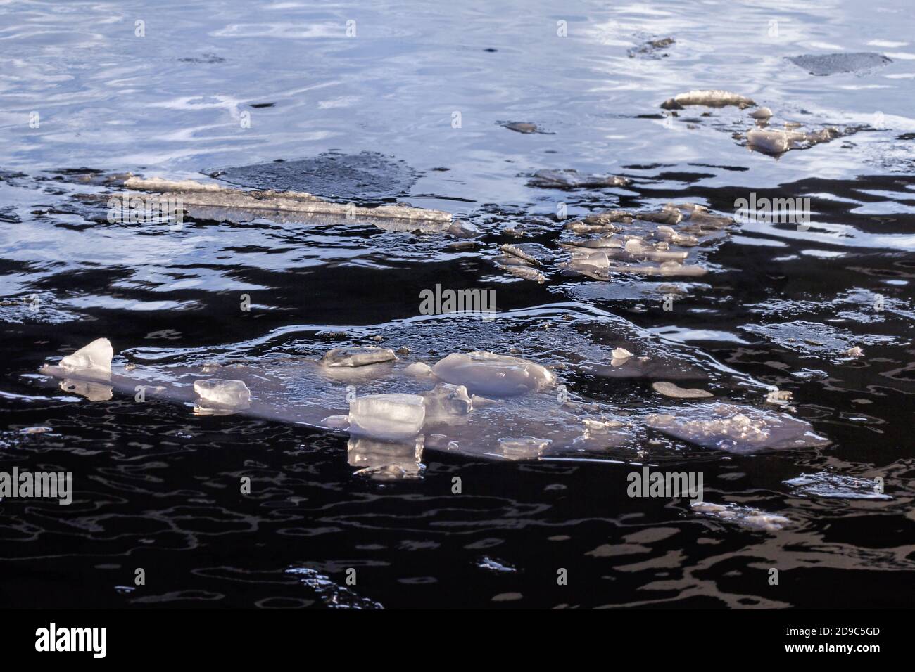 Il y a de très bons floes de glace dans l'eau sombre Banque D'Images