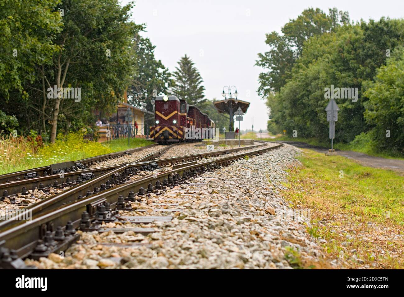 Niechorze, Pologne, juin 2020 ancien train à voie étroite diesel au départ de la gare. Attraction touristique populaire Banque D'Images