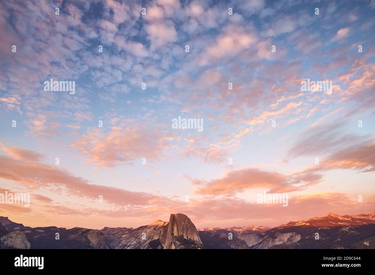 Coucher de soleil pittoresque au-dessus du demi-dôme, parc national de Yosemite, États-Unis. Banque D'Images