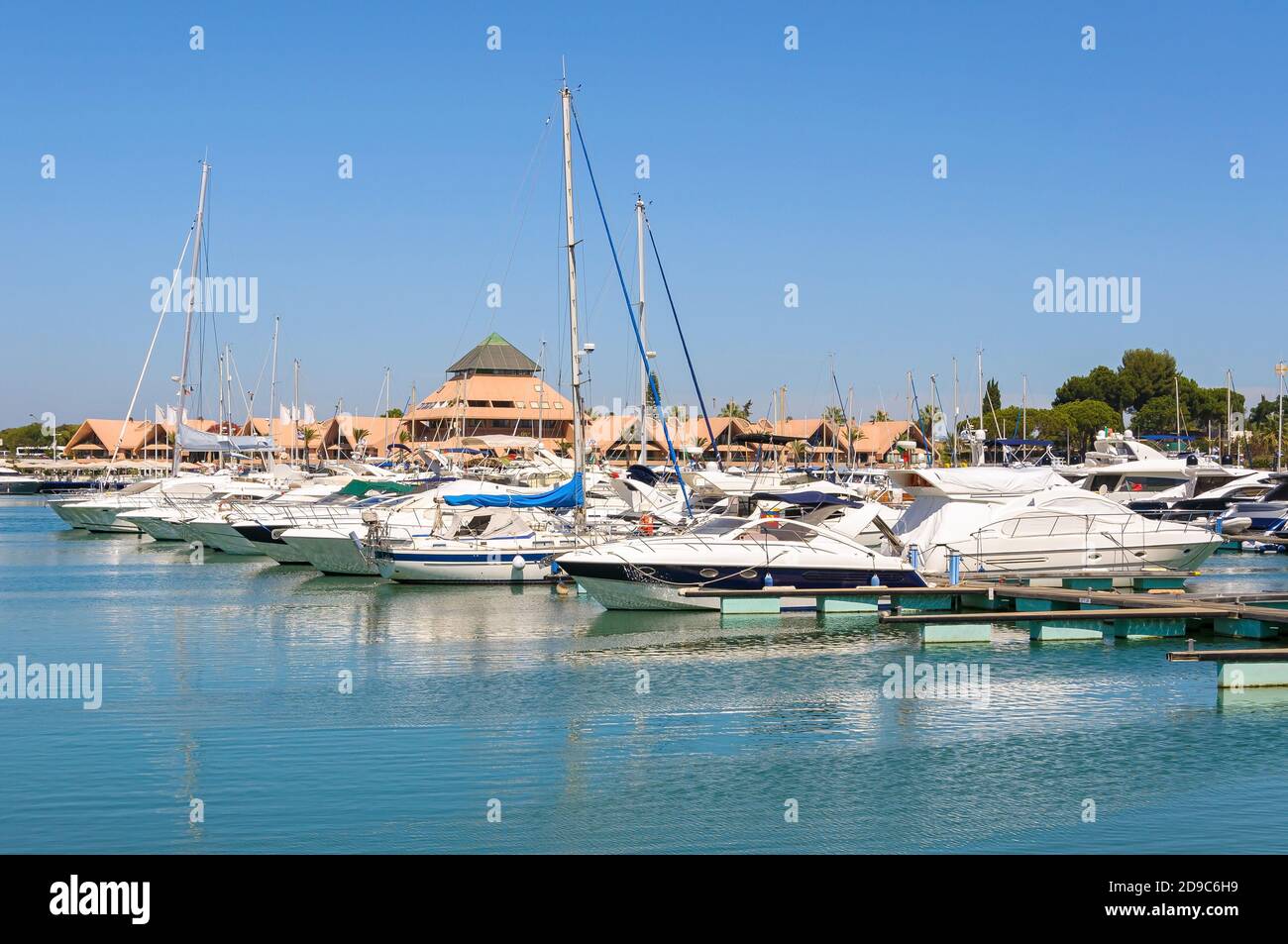 Yachts de luxe amarrés dans le port de Vilamoura, Algarve, Portugal Banque D'Images