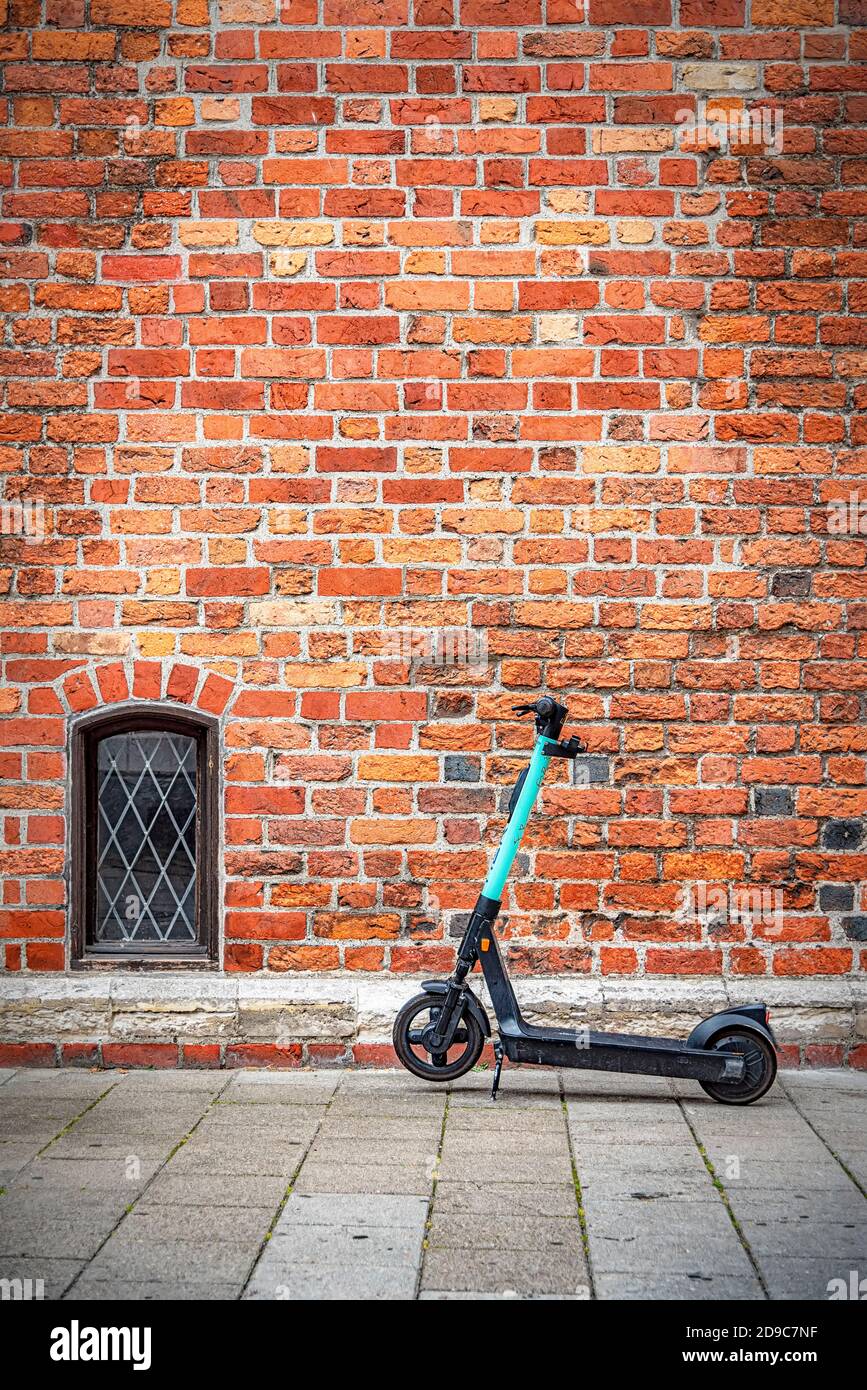 MALMO, SUÈDE - 21 AOÛT 2020 : scène de jour depuis le centre-ville avec un scooter électrique garée ou abandonnée dans le à Jörgen Kocks hus. Banque D'Images