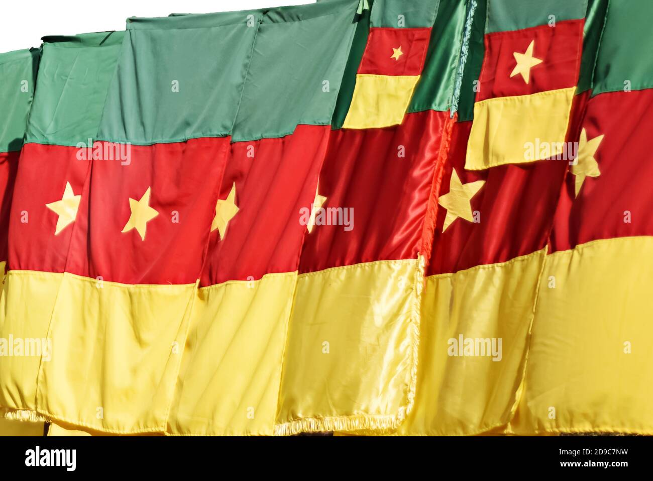 Groupe de drapeaux camerounais colorés Banque D'Images