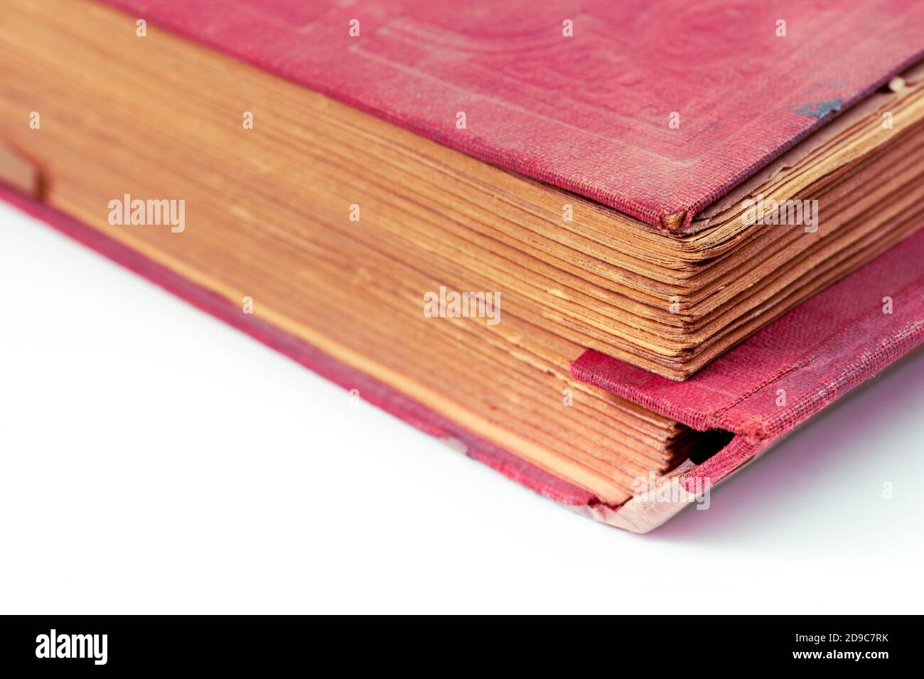Gros plan d'un vieux livre avec un rouge abîmé couverture rigide isolée sur  fond blanc Photo Stock - Alamy
