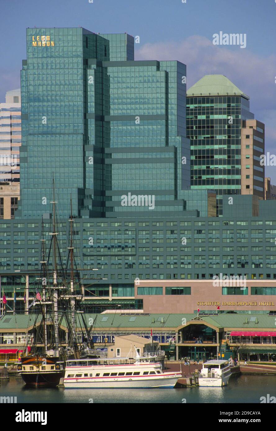 BALTIMORE, MARYLAND, États-Unis, MAI 1993 - vue d'ensemble du port intérieur avec bâtiments et bateaux. Banque D'Images