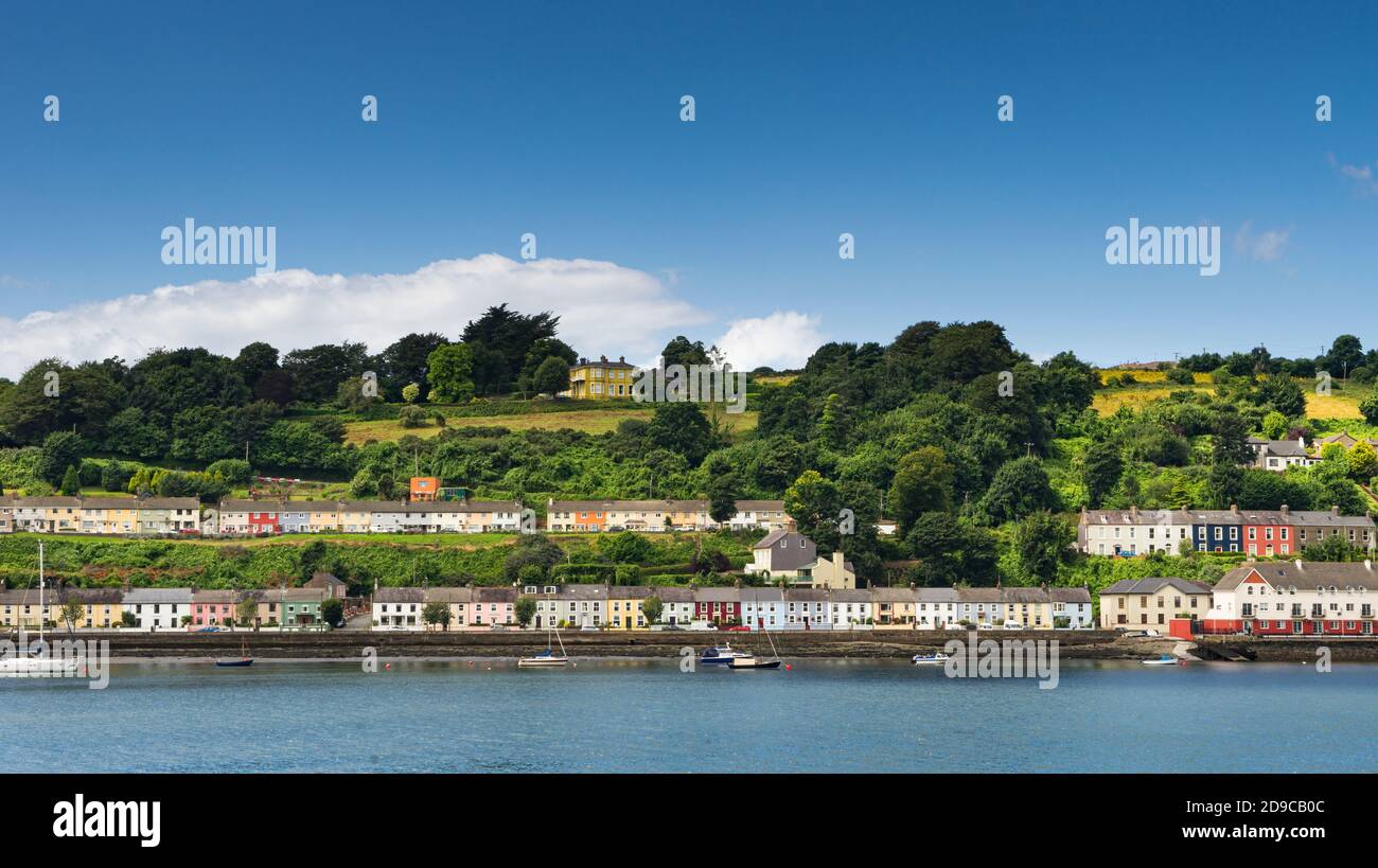 Vue panoramique sur les maisons colorées de Monkstown sur les rives de la Lee et près de Cork City en Irlande. Banque D'Images