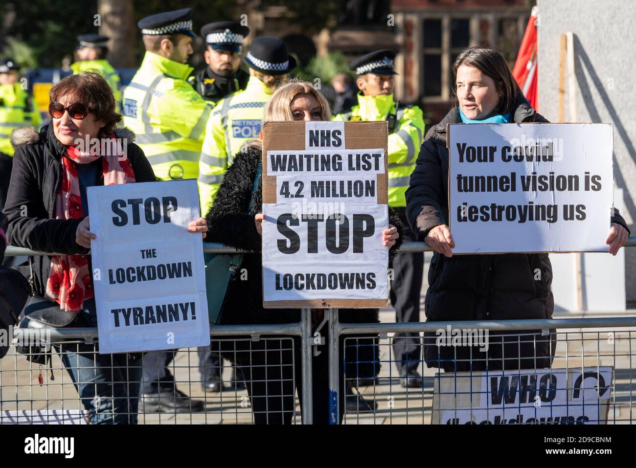 Les manifestants anti-verrouillage devant le Parlement le jour du vote pour se mettre en confinement 2. Écriteaux. Liste d'attente NHS. Arrêtez la manifestation de confinement Banque D'Images