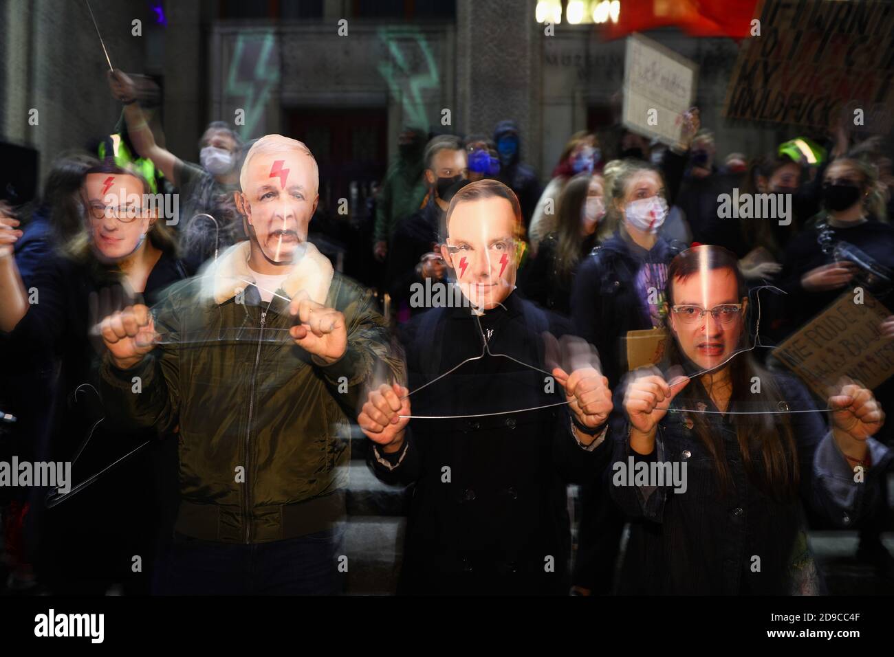 Un groupe de manifestants portant des masques aux visages des principaux politiciens polonais - de gauche à droite le Premier ministre Mateusz Morawiecki, parti droit et Justice Banque D'Images