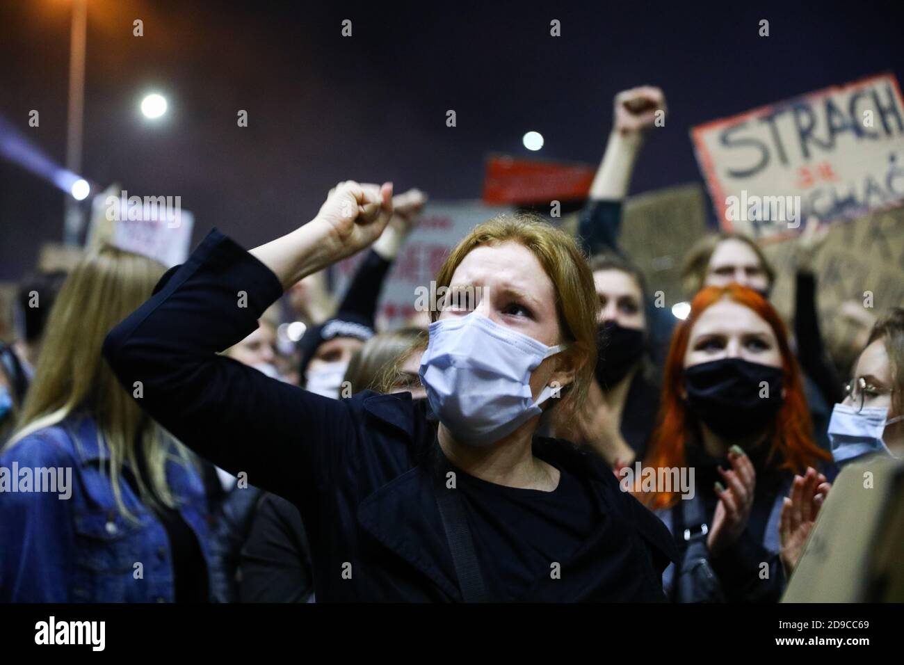 Un manifestant lève son poing pour montrer sa colère. La Cour constitutionnelle polonaise, dans son nouveau palais de justice politiquement choisi, a jugé que l'avortement était ininstitutionnalisé Banque D'Images