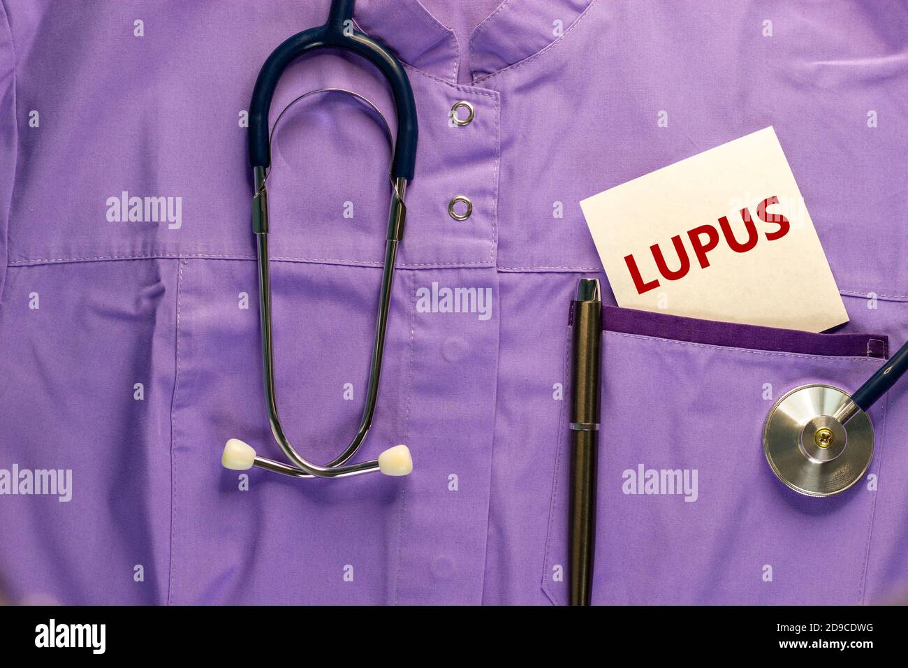 Uniforme médical, carte blanche avec mot lupus, stylo métallique et stéthoscope. Concept médical. Banque D'Images