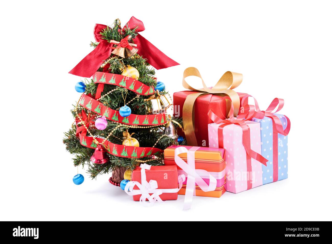 Concept Noël, nouvel an. Une pile de cadeaux farcelés à côté d'un t-shirt  de Noël miniature, isolé sur fond blanc Photo Stock - Alamy